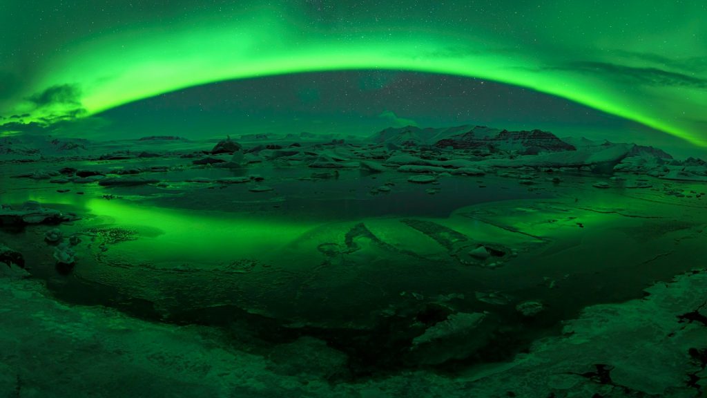 seeing aurora in Jokulsarlon lagoon Iceland