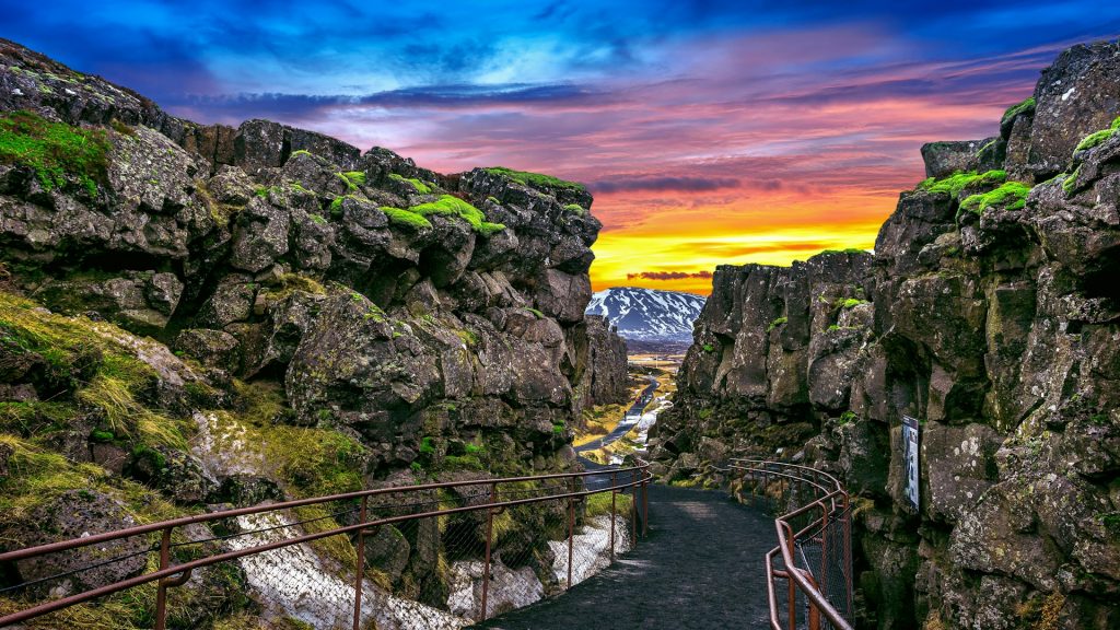 the 
Thingvellir National Park is a best place to see the geographical feature