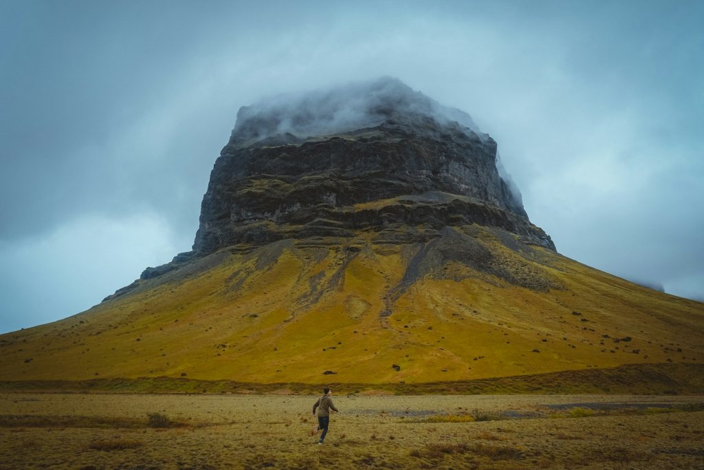 how is the Lómagnúpur Mountain in Iceland look like